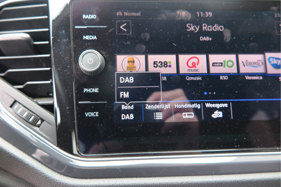 Volkswagen T-Roc 1.5 TSI 150pk DSG Sport Business R-Line , Pano , Virtual , Xenon, Leder, Navi , Carplay , LMV, PDC, Camera etc. etc