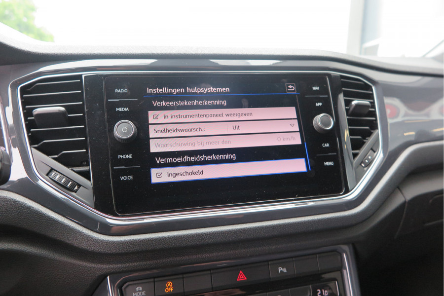 Volkswagen T-Roc 1.5 TSI 150pk DSG Sport Business R-Line , Pano , Virtual , Xenon, Leder, Navi , Carplay , LMV, PDC, Camera etc. etc