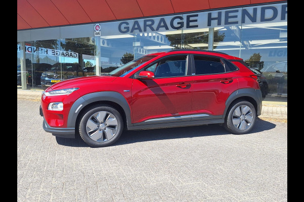 Hyundai Kona EV Fashion 64 kWh | SOH: 95,1% | 3 Fase | Warmtepomp | LED | Blindspot | Stoelverwarming | All Season | HUD |