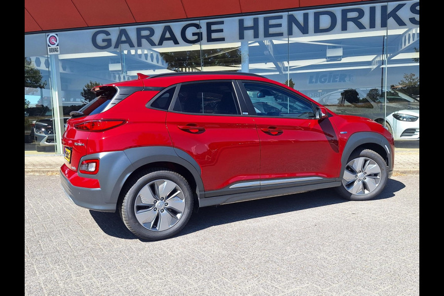 Hyundai Kona EV Fashion 64 kWh | SOH: 95,1% | 3 Fase | Warmtepomp | LED | Blindspot | Stoelverwarming | All Season | HUD |