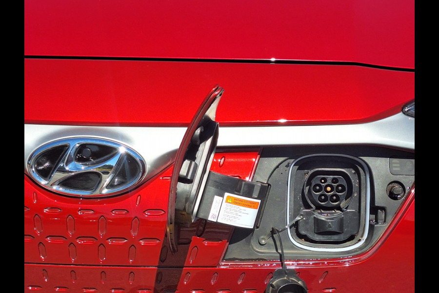 Hyundai Kona EV Fashion 64 kWh | SOH: 95,1% | 3 Fase | Warmtepomp | LED | Blindspot | Stoelverwarming | All Season | HUD |