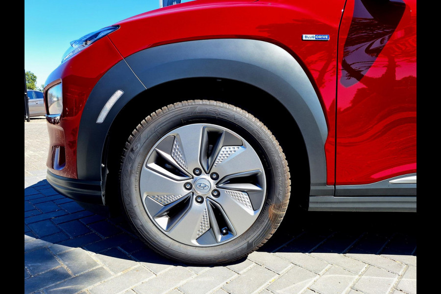 Hyundai Kona EV Fashion 64 kWh | SOH: 95,1% | 3 Fase | Warmtepomp | LED | Blindspot | Stoelverwarming | All Season | HUD |
