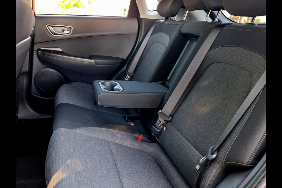 Hyundai Kona EV Fashion 64 kWh | SOH: 95,1% | 3 Fase | Warmtepomp | LED | Blindspot | Stoelverwarming | All Season | HUD |