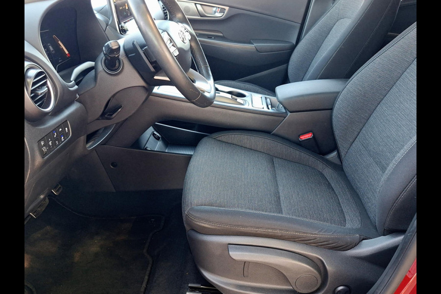 Hyundai Kona EV Fashion 64 kWh | SOH: 95,1% | 3 Fase | Warmtepomp | LED | Blindspot | Stoelverwarming | All Season | HUD |