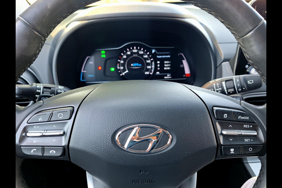 Hyundai Kona EV Fashion 64 kWh | SOH: 95,1% | 3 Fase | Warmtepomp | LED | Blindspot | Stoelverwarming | All Season | HUD |