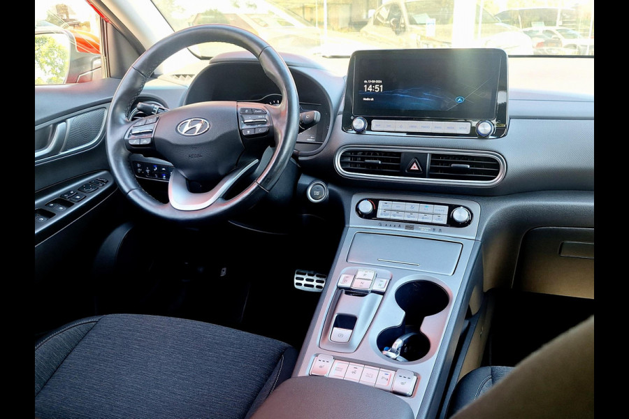 Hyundai Kona EV Fashion 64 kWh | SOH: 95,1% | 3 Fase | Warmtepomp | LED | Blindspot | Stoelverwarming | All Season | HUD |