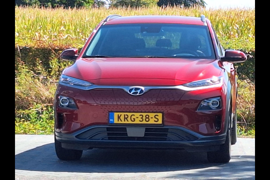 Hyundai Kona EV Fashion 64 kWh | SOH: 95,1% | 3 Fase | Warmtepomp | LED | Blindspot | Stoelverwarming | All Season | HUD |