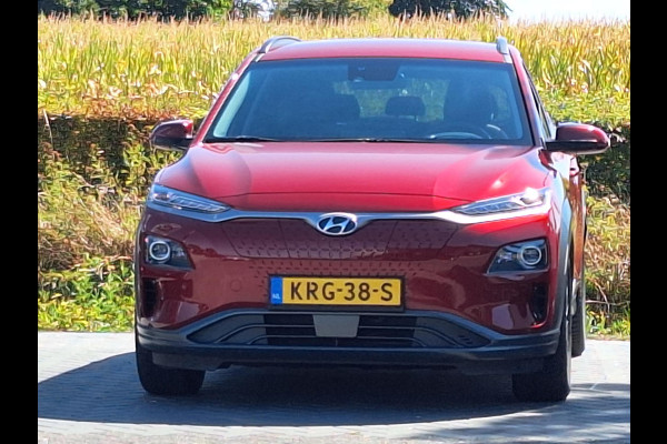 Hyundai Kona EV Fashion 64 kWh | SOH: 95,1% | 3 Fase | Warmtepomp | LED | Blindspot | Stoelverwarming | All Season | HUD |