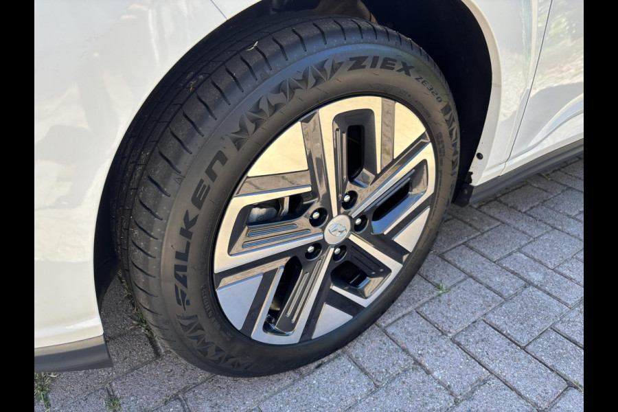 Hyundai Kona EV Business 64 kWh 204 PK | Trekhaak | Adaptive cruise control | Achteruitrijcamera | Keyless entry | LED verlichting | DAB ontvanger | Bluetooth Telefoonverbinding | Navigatie | Lichtmetalen velgen