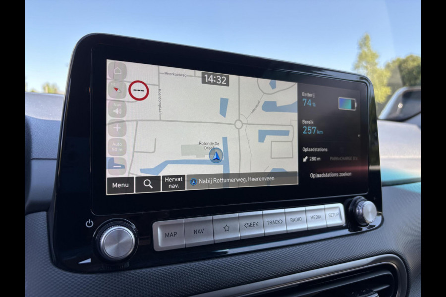 Hyundai Kona EV Business 64 kWh 204 PK | Trekhaak | Adaptive cruise control | Achteruitrijcamera | Keyless entry | LED verlichting | DAB ontvanger | Bluetooth Telefoonverbinding | Navigatie | Lichtmetalen velgen