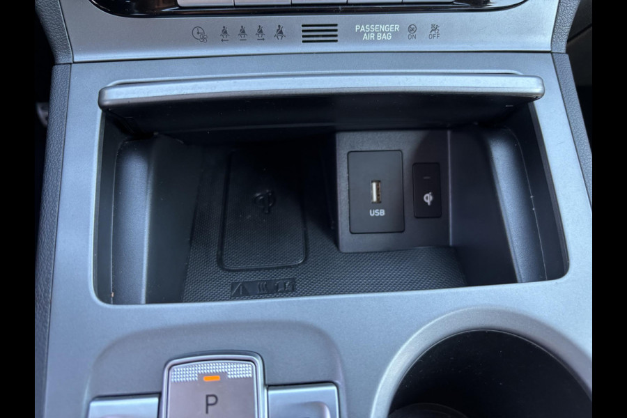 Hyundai Kona EV Business 64 kWh 204 PK | Trekhaak | Adaptive cruise control | Achteruitrijcamera | Keyless entry | LED verlichting | DAB ontvanger | Bluetooth Telefoonverbinding | Navigatie | Lichtmetalen velgen