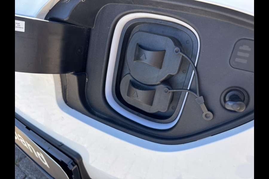 Hyundai Kona EV Business 64 kWh 204 PK | Trekhaak | Adaptive cruise control | Achteruitrijcamera | Keyless entry | LED verlichting | DAB ontvanger | Bluetooth Telefoonverbinding | Navigatie | Lichtmetalen velgen