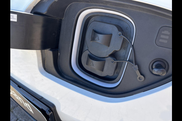 Hyundai Kona EV Business 64 kWh 204 PK | Trekhaak | Adaptive cruise control | Achteruitrijcamera | Keyless entry | LED verlichting | DAB ontvanger | Bluetooth Telefoonverbinding | Navigatie | Lichtmetalen velgen