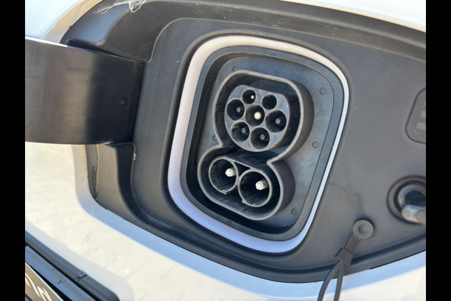 Hyundai Kona EV Business 64 kWh 204 PK | Trekhaak | Adaptive cruise control | Achteruitrijcamera | Keyless entry | LED verlichting | DAB ontvanger | Bluetooth Telefoonverbinding | Navigatie | Lichtmetalen velgen