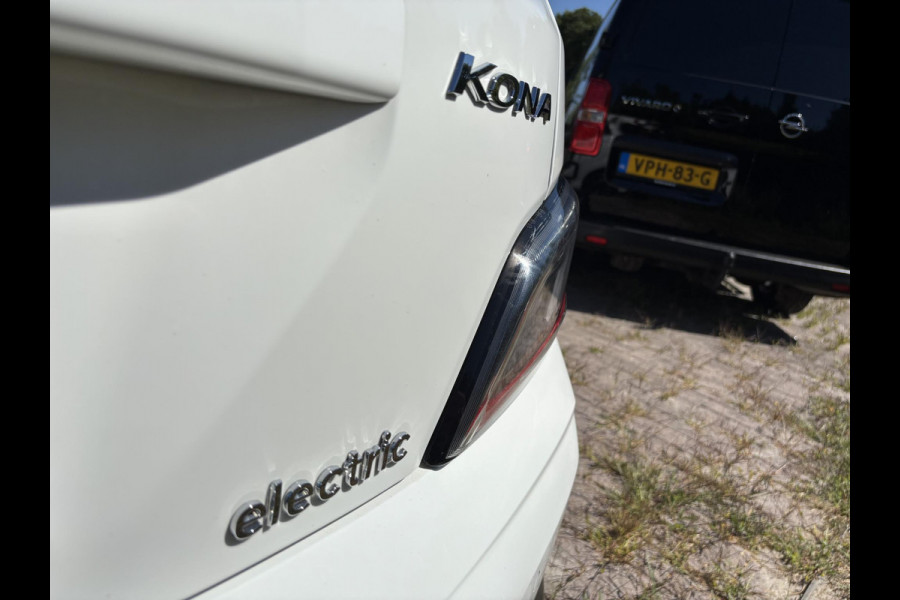 Hyundai Kona EV Business 64 kWh 204 PK | Trekhaak | Adaptive cruise control | Achteruitrijcamera | Keyless entry | LED verlichting | DAB ontvanger | Bluetooth Telefoonverbinding | Navigatie | Lichtmetalen velgen