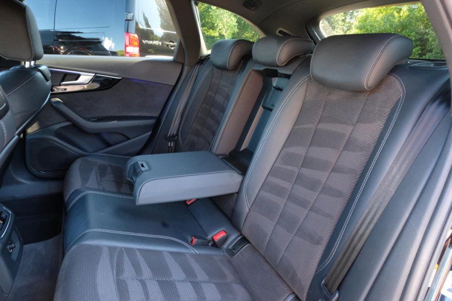 Audi A4 Avant 40 TFSI Sport S line black edition 190 PK | Zwart optiek | Stoelverwarming | Camera | Virtual Cockpit | Elek. klep | Dodehoek | 19 Inch Audi Sport velgen | Navigatie