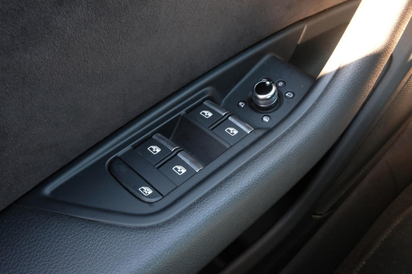 Audi A4 Avant 40 TFSI Sport S line black edition 190 PK | Zwart optiek | Stoelverwarming | Camera | Virtual Cockpit | Elek. klep | Dodehoek | 19 Inch Audi Sport velgen | Navigatie
