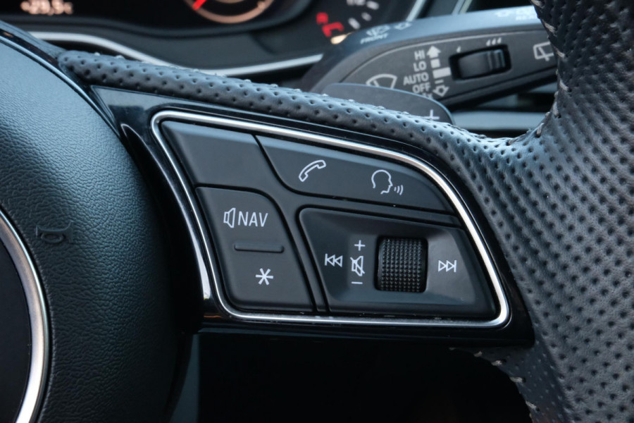Audi A4 Avant 40 TFSI Sport S line black edition 190 PK | Zwart optiek | Stoelverwarming | Camera | Virtual Cockpit | Elek. klep | Dodehoek | 19 Inch Audi Sport velgen | Navigatie