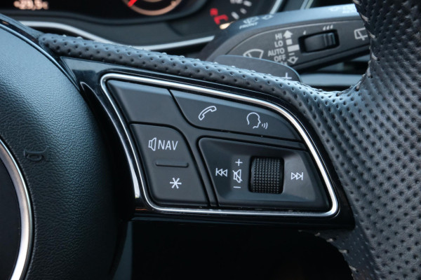 Audi A4 Avant 40 TFSI Sport S line black edition 190 PK | Zwart optiek | Stoelverwarming | Camera | Virtual Cockpit | Elek. klep | Dodehoek | 19 Inch Audi Sport velgen | Navigatie