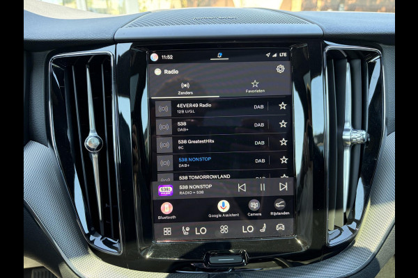 Volvo XC60 2.0 T6 Plug-in hybrid AWD Plus Black Edition DEALER ONDERHOUDE | EL. STOELEN MET GEHEUGEN | HARMAN KARDON |  | STOEL VERWARMING VOOR EN ACHTER| PANORAMA DAK | 360 GRADEN CAMERA | ELEK. STOELEN MET GEHEUGEN | HARMAN/KARDON AUDIO