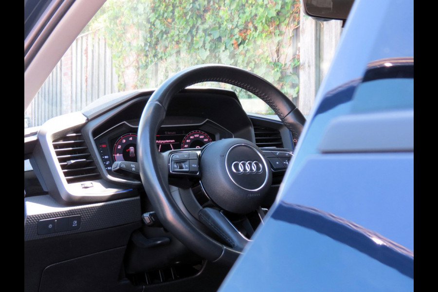 Audi A1 Sportback 25 TFSI epic | DEALER ONDERHOUDEN | SFEERVERLICHTING | CAMERA | 17 INCH VELGEN | NIEUWE BANDEN | APPLE CARPLAY |