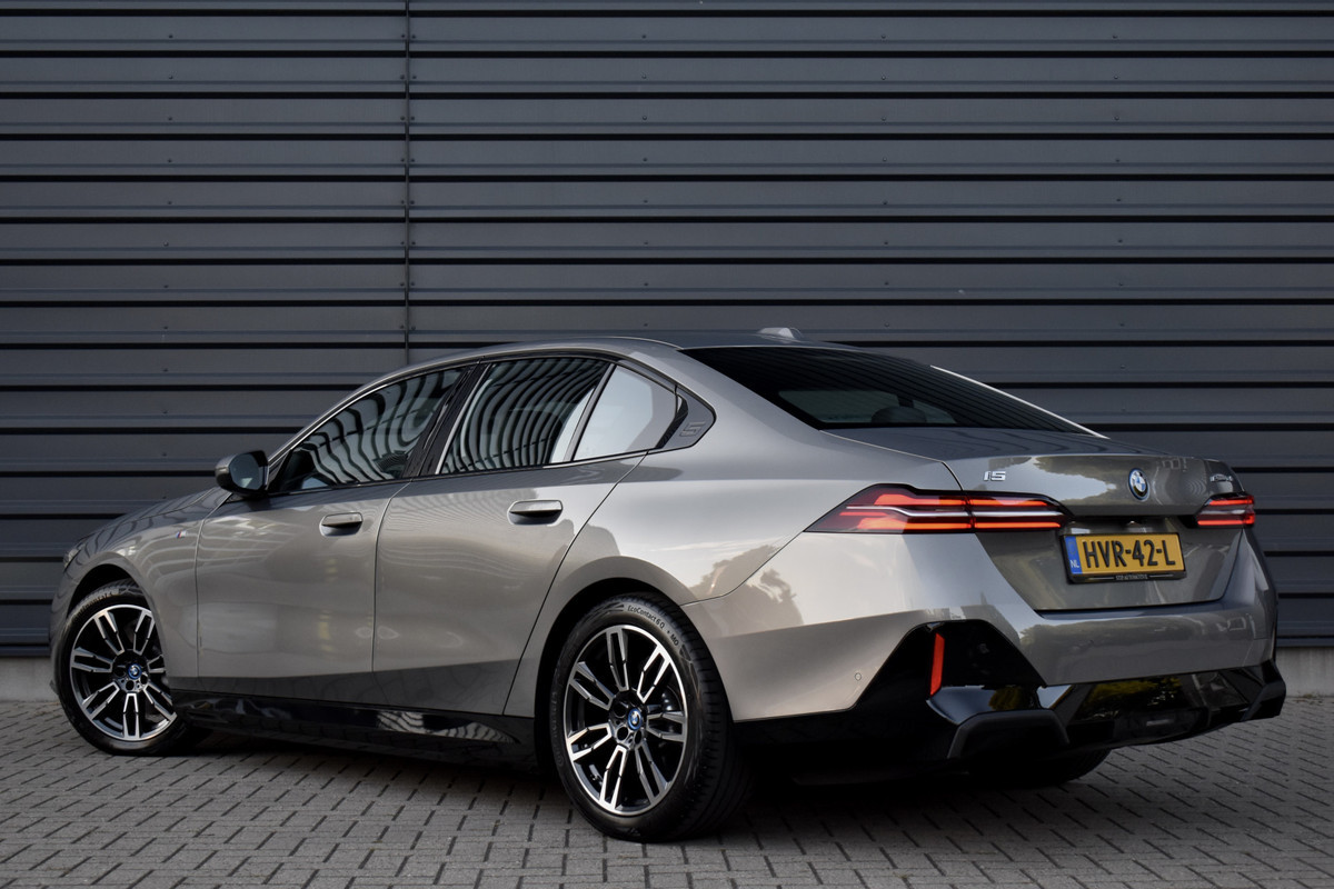 BMW i5 eDrive40 M Sport 84 kWh | Orig. NL | Driving Assistant Plus | Lederen Bekleding | Ambient verlichting |