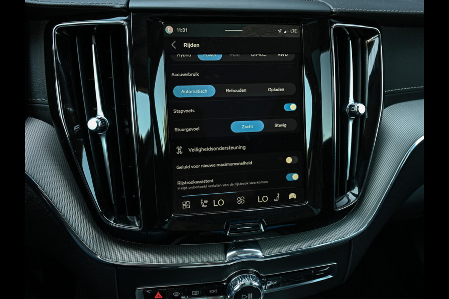 Volvo XC60 2.0 T8 Plug-in hybrid AWD Ultra Black Edition | Panoramadak | Harman/Kardon | Pilot Assist | HUD | 360 Camera | Memory Seats | Trekhaak | Stuurverwarming | Stoelverwarming V+A |