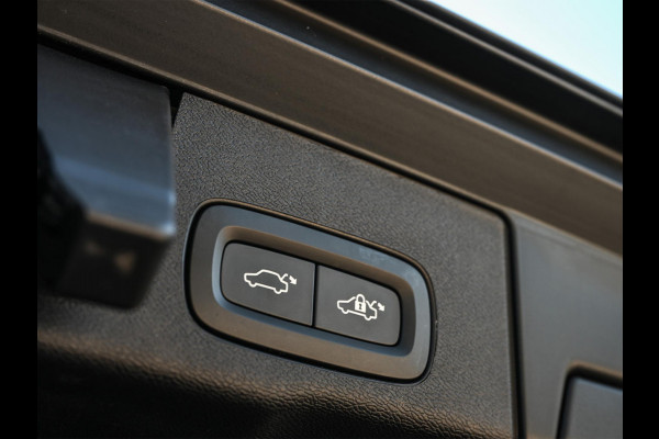 Volvo XC60 2.0 T8 Plug-in hybrid AWD Ultra Black Edition | Panoramadak | Harman/Kardon | Pilot Assist | HUD | 360 Camera | Memory Seats | Trekhaak | Stuurverwarming | Stoelverwarming V+A |