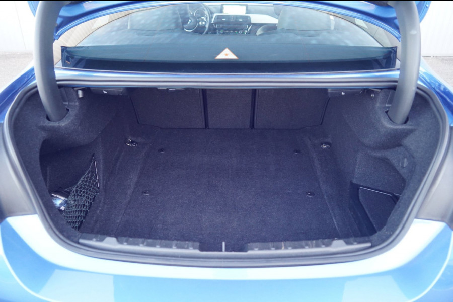 BMW 4 Serie Coupé 430i High Executive / M-Sport / NL-Auto / Dealeronderhouden / Estoril Blue / Leder / Navi