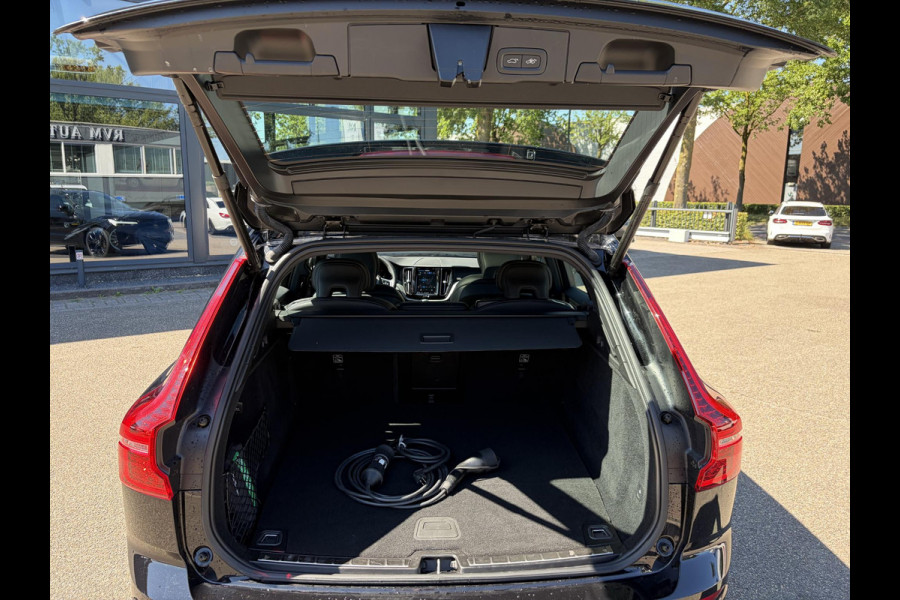 Volvo XC60 2.0 T6 Plug-in hybrid AWD Plus Black Edition EL. TREKHAAK | DEALER ONDERHOUDEN | STOEL VERWARMING VOOR EN ACHTER | PANORAMA DAK | 360 GRADEN CAMERA | ELEK. STOELEN MET GEHEUGEN | 12 MAANDEN BOVAG GARANTIE