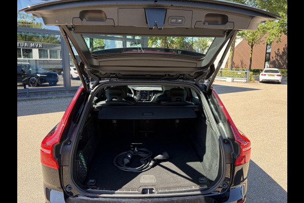 Volvo XC60 2.0 T6 Plug-in hybrid AWD Plus Black Edition EL. TREKHAAK | DEALER ONDERHOUDEN | STOEL VERWARMING VOOR EN ACHTER | PANORAMA DAK | 360 GRADEN CAMERA | ELEK. STOELEN MET GEHEUGEN | 12 MAANDEN BOVAG GARANTIE