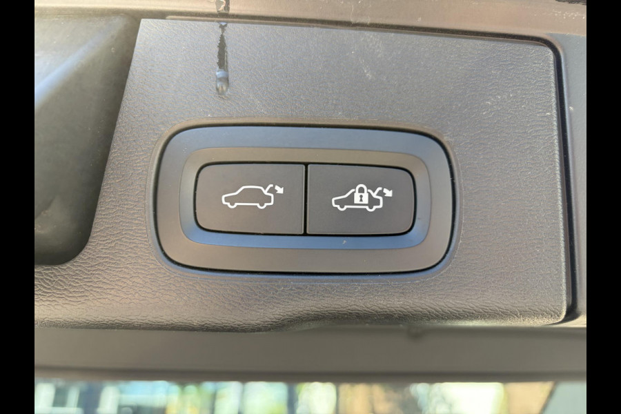 Volvo XC60 2.0 T6 Plug-in hybrid AWD Plus Black Edition EL. TREKHAAK | DEALER ONDERHOUDEN | STOEL VERWARMING VOOR EN ACHTER | PANORAMA DAK | 360 GRADEN CAMERA | ELEK. STOELEN MET GEHEUGEN | 12 MAANDEN BOVAG GARANTIE