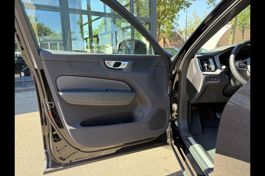 Volvo XC60 2.0 T6 Plug-in hybrid AWD Plus Black Edition EL. TREKHAAK | DEALER ONDERHOUDEN | STOEL VERWARMING VOOR EN ACHTER | PANORAMA DAK | 360 GRADEN CAMERA | ELEK. STOELEN MET GEHEUGEN | 12 MAANDEN BOVAG GARANTIE