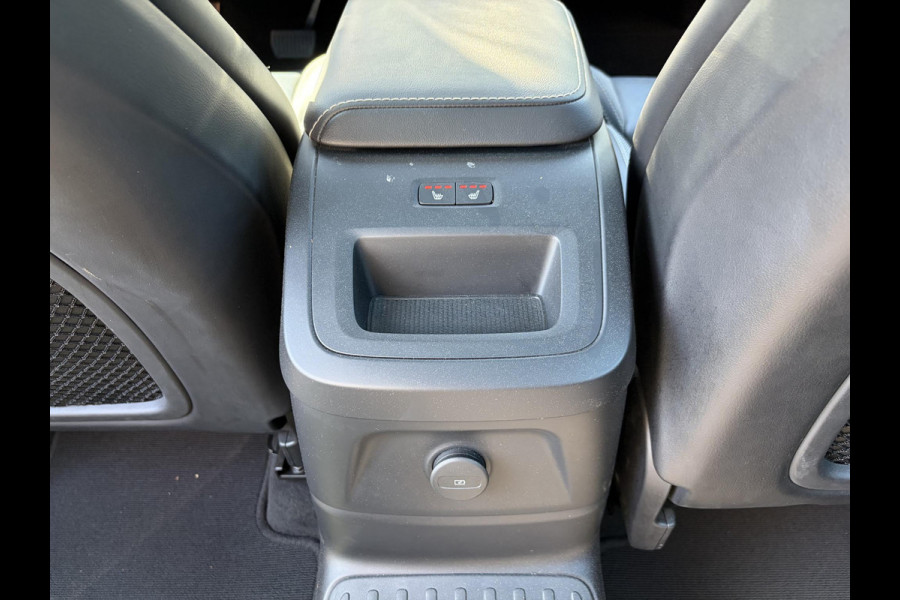 Volvo XC60 2.0 T6 Plug-in hybrid AWD Plus Black Edition EL. TREKHAAK | DEALER ONDERHOUDEN | STOEL VERWARMING VOOR EN ACHTER | PANORAMA DAK | 360 GRADEN CAMERA | ELEK. STOELEN MET GEHEUGEN | 12 MAANDEN BOVAG GARANTIE