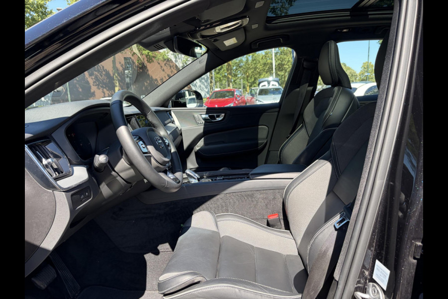 Volvo XC60 2.0 T6 Plug-in hybrid AWD Plus Black Edition EL. TREKHAAK | DEALER ONDERHOUDEN | STOEL VERWARMING VOOR EN ACHTER | PANORAMA DAK | 360 GRADEN CAMERA | ELEK. STOELEN MET GEHEUGEN | 12 MAANDEN BOVAG GARANTIE