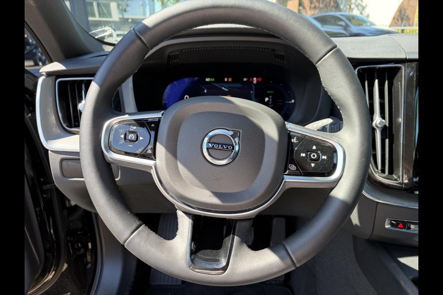 Volvo XC60 2.0 T6 Plug-in hybrid AWD Plus Black Edition EL. TREKHAAK | DEALER ONDERHOUDEN | STOEL VERWARMING VOOR EN ACHTER | PANORAMA DAK | 360 GRADEN CAMERA | ELEK. STOELEN MET GEHEUGEN | 12 MAANDEN BOVAG GARANTIE