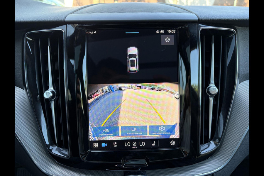 Volvo XC60 2.0 T6 Plug-in hybrid AWD Plus Black Edition EL. TREKHAAK | DEALER ONDERHOUDEN | STOEL VERWARMING VOOR EN ACHTER | PANORAMA DAK | 360 GRADEN CAMERA | ELEK. STOELEN MET GEHEUGEN | 12 MAANDEN BOVAG GARANTIE