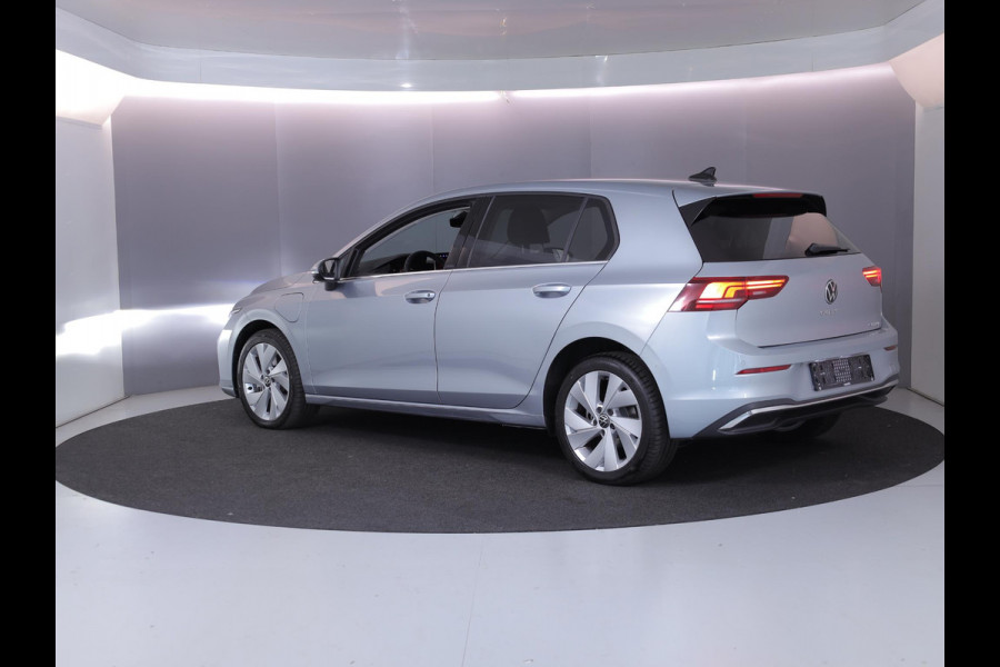 Volkswagen Golf 1.5 eHybrid Style Edition 204 pk Automaat (DSG) | Private lease vanaf €610| Navigatie via App | Parkeersensoren (Park assist) | Achteruitrijcamera | Adaptieve cruise control | Autom. airco (3 zones) |
