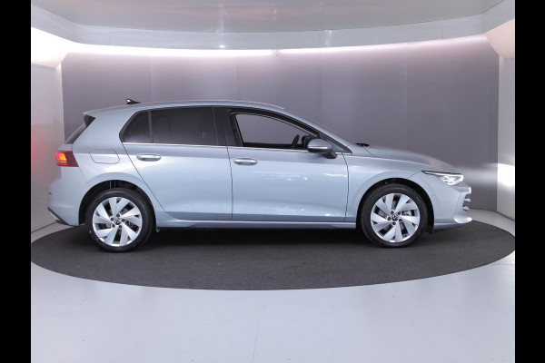 Volkswagen Golf 1.5 eHybrid Style Edition 204 pk Automaat (DSG) | Private lease vanaf €610| Navigatie via App | Parkeersensoren (Park assist) | Achteruitrijcamera | Adaptieve cruise control | Autom. airco (3 zones) |