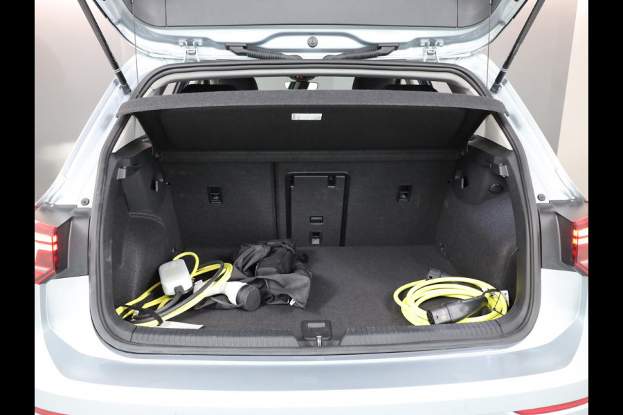 Volkswagen Golf 1.5 eHybrid Style Edition 204 pk Automaat (DSG) | Private lease vanaf €610| Navigatie via App | Parkeersensoren (Park assist) | Achteruitrijcamera | Adaptieve cruise control | Autom. airco (3 zones) |