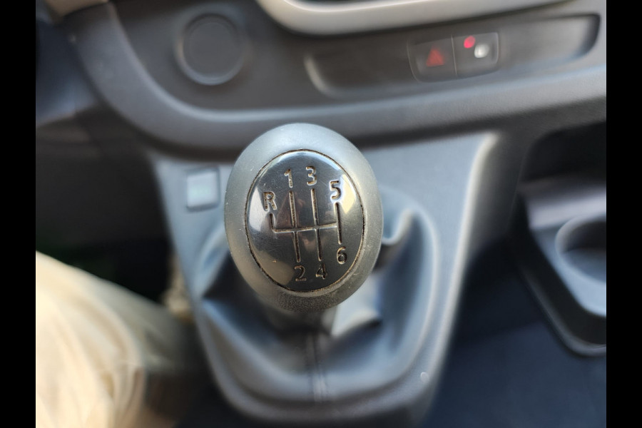 Renault Trafic 1.6dCi 146PK T29 L2H1 3-Persoons **Motor verbruikt overmatig olie** Camera Trekhaak Airco Cruise Control Pdc Regen-Lichtsensor C Lmv Sidebars Achterklep Achterdeuren Betonplex Vloer Kasteninbouw 2.000KG Trekgewicht