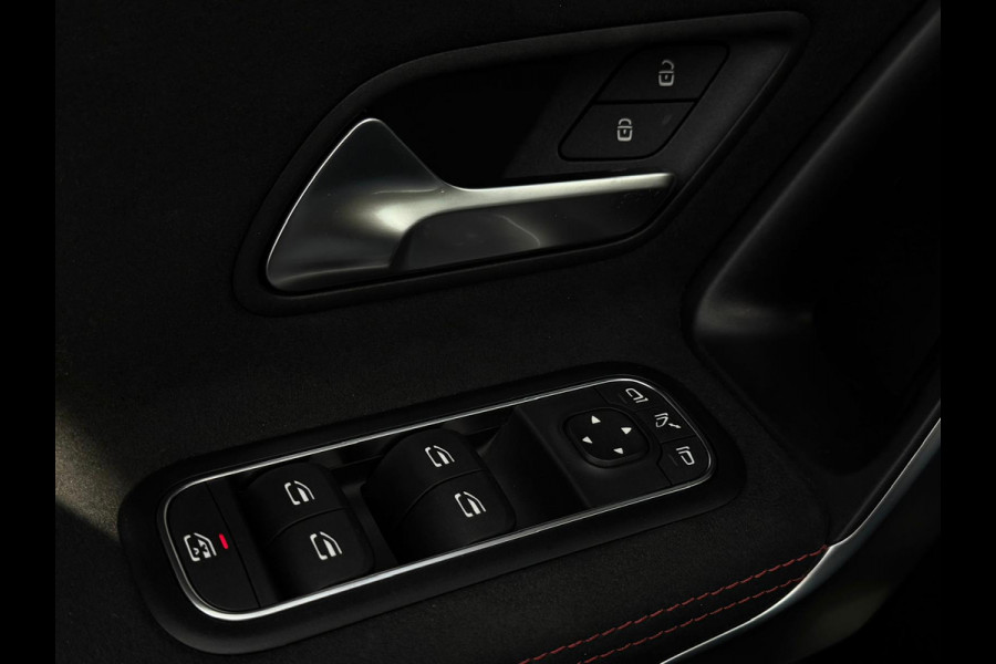 Mercedes-Benz A-Klasse 200 AMG Facelift | Panorama | Head Up | Memory Seats | Sfeer verlichting | Camera voor - achter | Carplay |