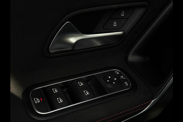 Mercedes-Benz A-Klasse 200 AMG Facelift | Panorama | Head Up | Memory Seats | Sfeer verlichting | Camera voor - achter | Carplay |