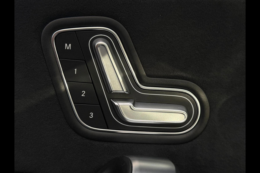 Mercedes-Benz A-Klasse 200 AMG Facelift | Panorama | Head Up | Memory Seats | Sfeer verlichting | Camera voor - achter | Carplay |