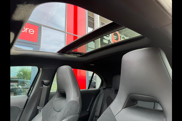 Mercedes-Benz A-Klasse 200 AMG Facelift | Panorama | Head Up | Memory Seats | Sfeer verlichting | Camera voor - achter | Carplay |
