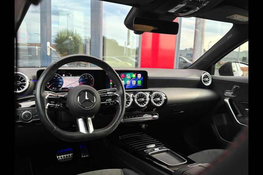 Mercedes-Benz A-Klasse 200 AMG Facelift | Panorama | Head Up | Memory Seats | Sfeer verlichting | Camera voor - achter | Carplay |