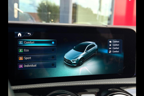 Mercedes-Benz A-Klasse 200 AMG Facelift | Panorama | Head Up | Memory Seats | Sfeer verlichting | Camera voor - achter | Carplay |