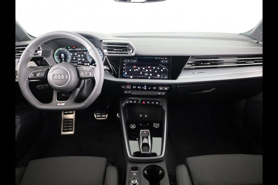 Audi A3 Sportback S edition 40 TFSI e 204 pk | Assis.pak Driving+Parking plus | Warmtewerend glas donker tint | Adaptive Cruise Control | Ambient sfeerverlichting |