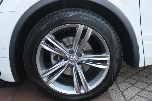 Volkswagen Tiguan 1.5 TSI 150PK AUTOMAAT HIGHLINE BUSINESS R | PANORAMA SCHUIF/KANTEL DAK | LEDEREN BEKLEDING | BESTUUDERSSTOEL ELEKTRISCH VERSTELBAAR MET GEHEUGENFUNCTIE | ELEKTRISCH WEGKLAPBARE TREKHAAK | IQ LIGHT KOPLAMPEN | VIRTUAL DISPLAY | DRAADLOZE APPLE CARPLAY/ANDROID AUTO | NAVIGATIE | 19" LICHTMETALEN VELGEN | ELEKTRISCH BEDIENBARE ACHTERKLEP | GETINTE ACHTERRUITEN | CAMERA VOOR + ACHTER | PARKEERSENSOREN VOOR + ACHTER | STOEL VERWARMING |