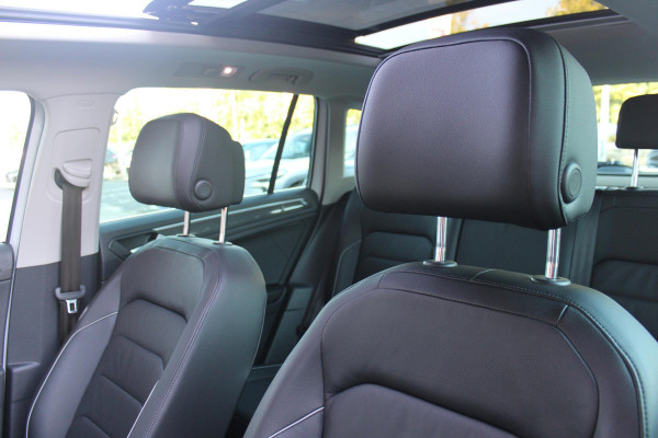 Volkswagen Tiguan 1.5 TSI 150PK AUTOMAAT HIGHLINE BUSINESS R | PANORAMA SCHUIF/KANTEL DAK | LEDEREN BEKLEDING | BESTUUDERSSTOEL ELEKTRISCH VERSTELBAAR MET GEHEUGENFUNCTIE | ELEKTRISCH WEGKLAPBARE TREKHAAK | IQ LIGHT KOPLAMPEN | VIRTUAL DISPLAY | DRAADLOZE APPLE CARPLAY/ANDROID AUTO | NAVIGATIE | 19" LICHTMETALEN VELGEN | ELEKTRISCH BEDIENBARE ACHTERKLEP | GETINTE ACHTERRUITEN | CAMERA VOOR + ACHTER | PARKEERSENSOREN VOOR + ACHTER | STOEL VERWARMING |
